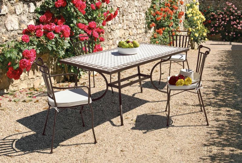 Duke table with steel structure treated for outdoor use with