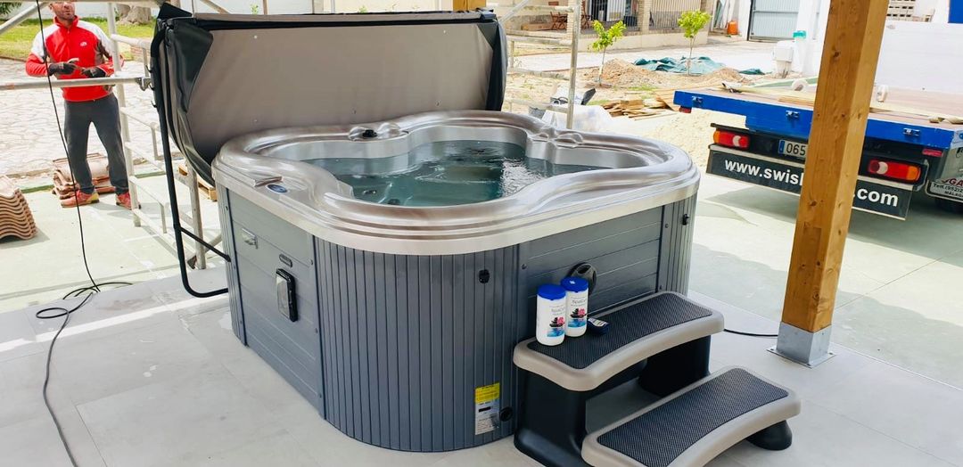 This Favells Cuatro hot tub was delivered to a happy