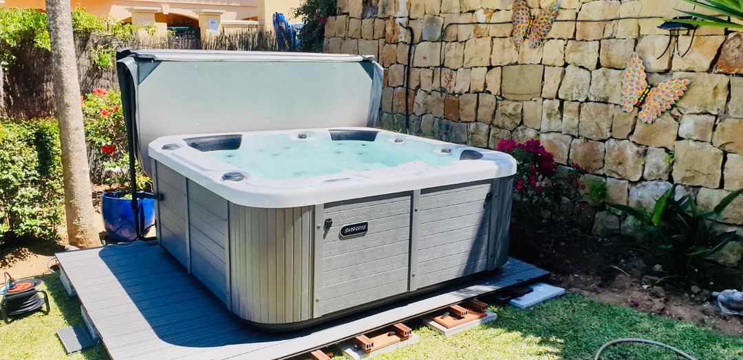 Interested in purchasing a hot tub?  We have over 30 spas on display and always carry around 150 spas in stock. www.Fave... » Outdoor Furniture Fuengirola, Costa Del Sol, Spain