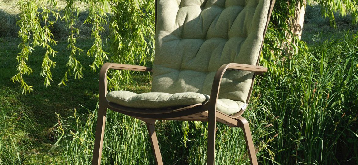 Folio is a relaxation armchair for outdoor use made of
