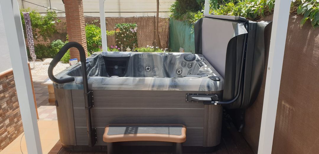 This beautiful Claudius spa was delivered to a lovely English