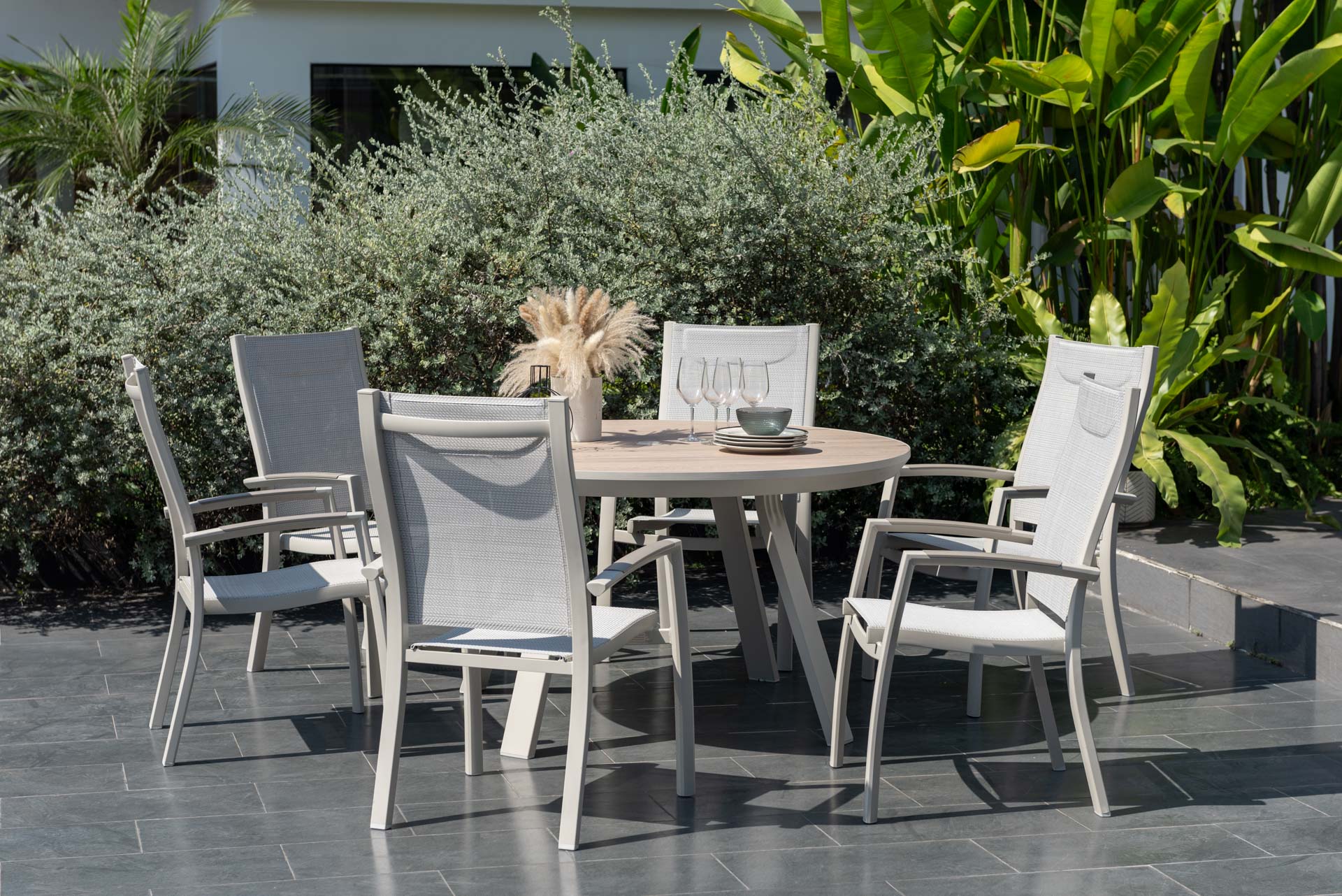 Urbanite 4-seater outdoor dining table set